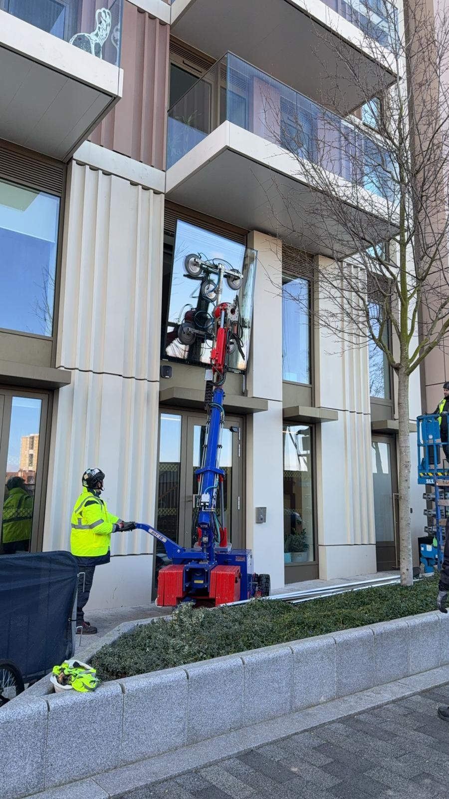 Glass lifting with vacuum manipulator