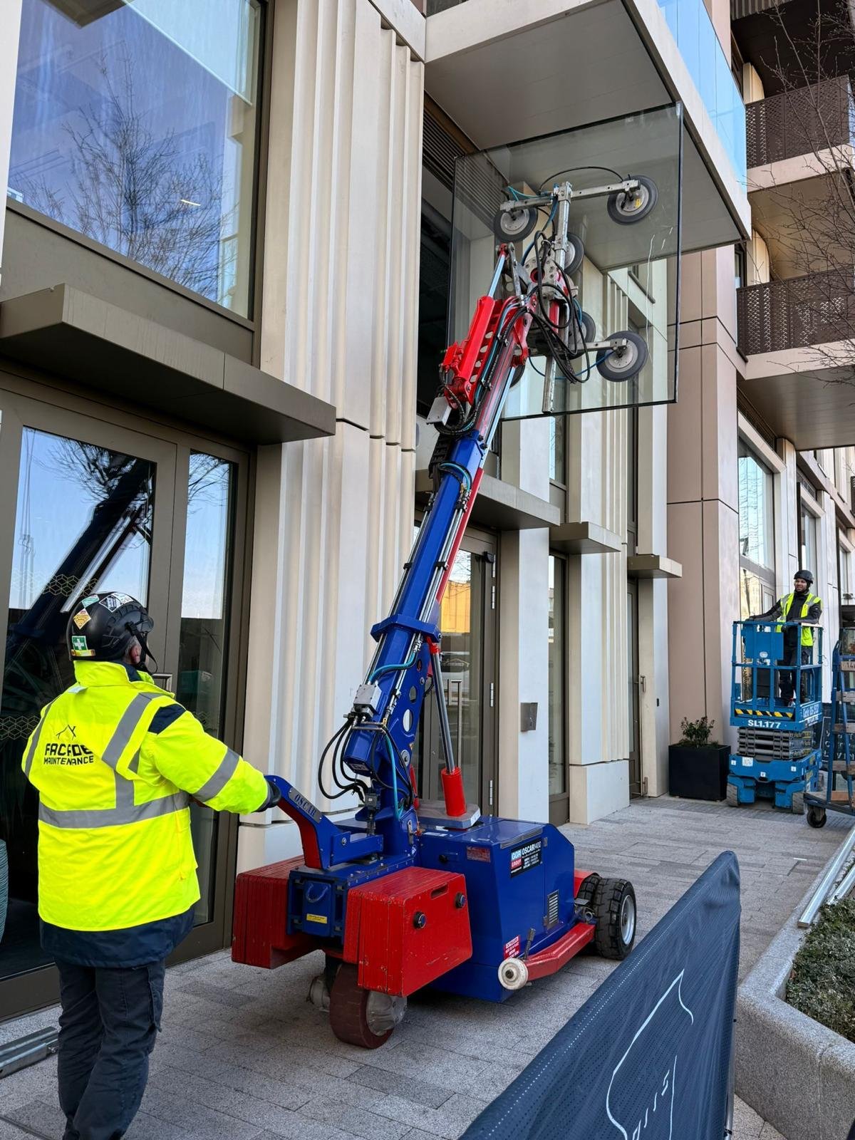 Vacuum lift installing structural glass at entrance