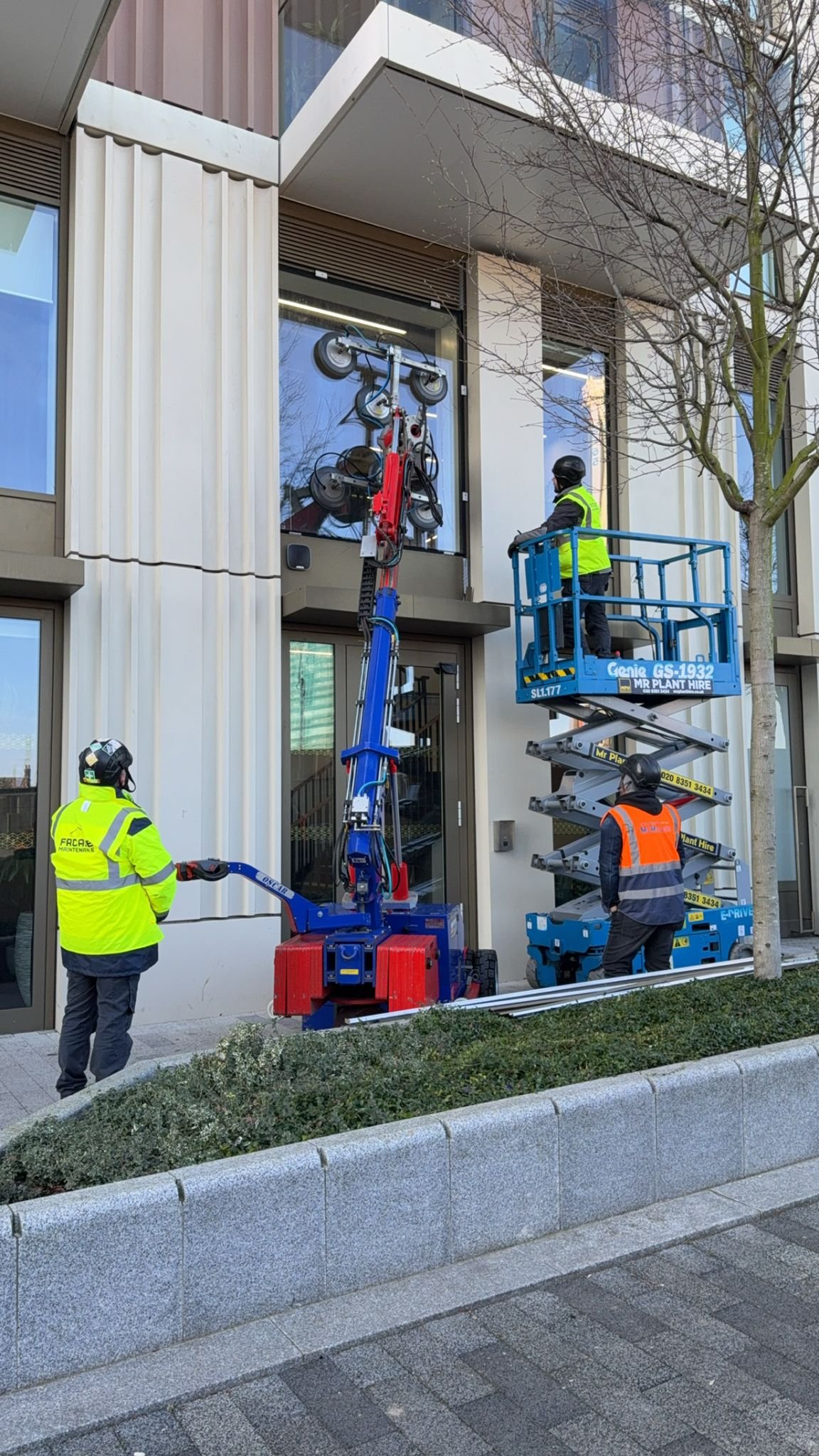 Scissor lift and glazing manipulator on a façade